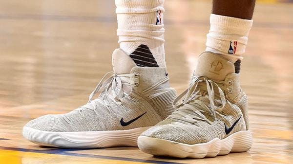کفش نایک هایپر دانک ری اکت سفید رنگ در پای بسکتبالیست در سالن بسکتبال